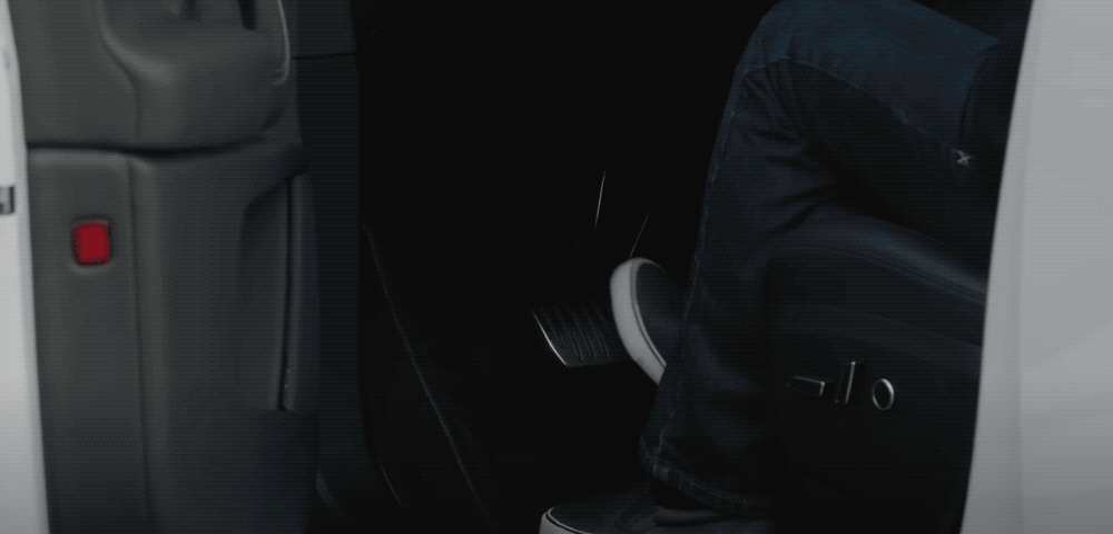 特斯拉发布 Model S / X 操作视频:车门可自动打开,还会主动躲避车辆