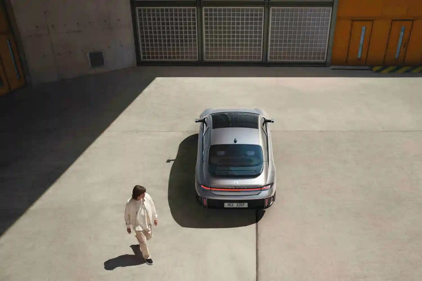 现代 Ioniq 6 纯电轿车发布:WLTP 续航 610 公里超特斯拉 Model 3