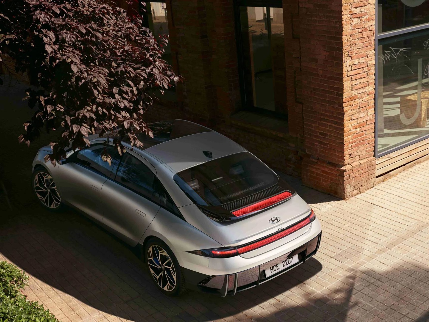 现代 Ioniq 6 纯电轿车发布:WLTP 续航 610 公里超特斯拉 Model 3