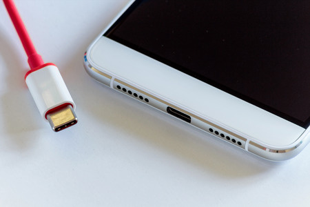 消息称 OPPO 测试 240W 快充,已达 USB Type-C 接口规范最高功率