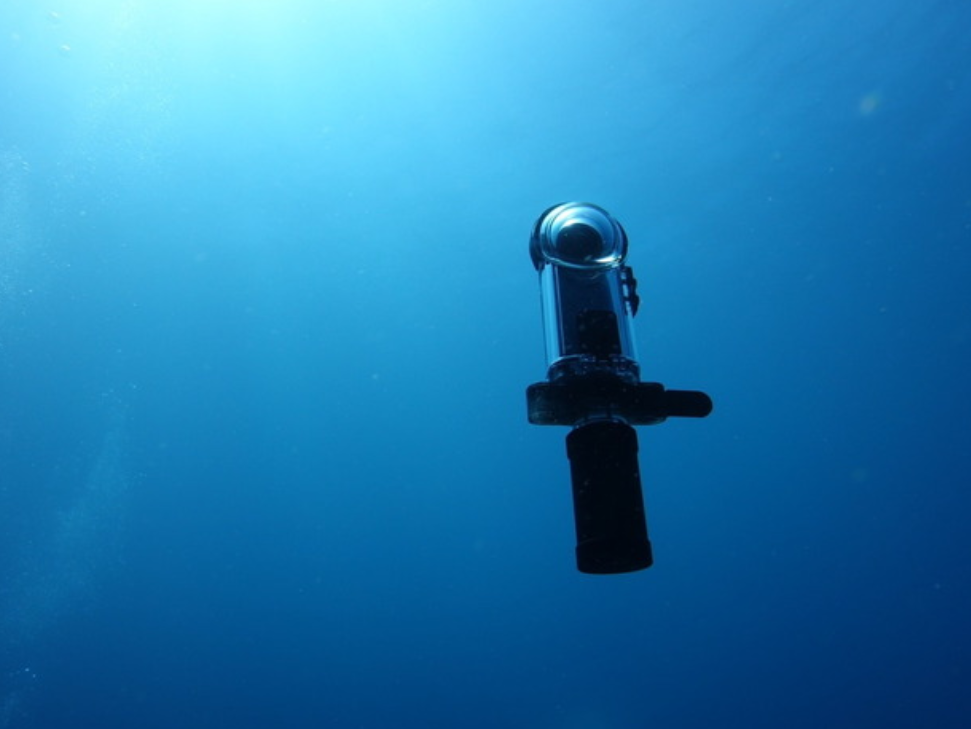 理光发布全景相机用浮力补偿器“STAYTHEE”：限量 100 套，可帮助拍摄水中 360° 影像