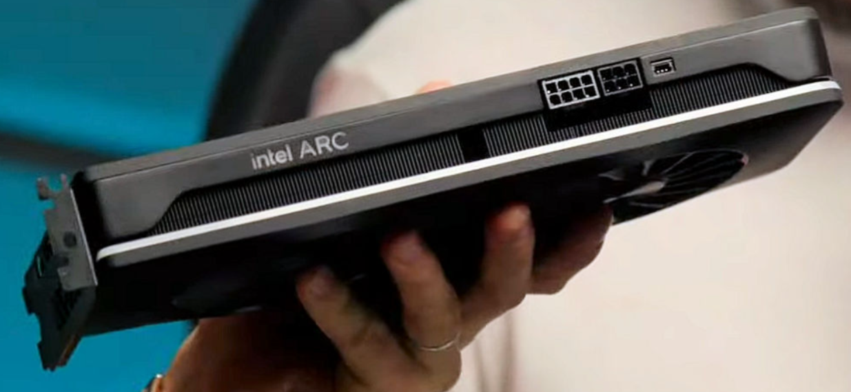 英特尔锐炫 A770 限量版旗舰独显亮相:完整 ACM-G10 GPU,配备 RGB 灯条,消息称超频效果非常好