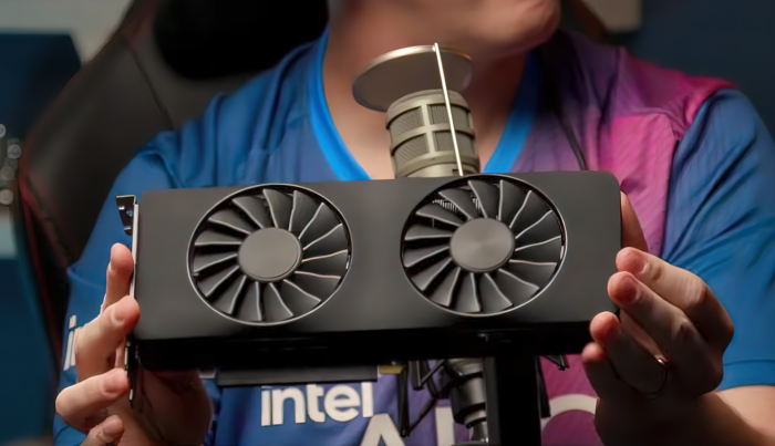 英特尔锐炫 A770 限量版旗舰独显亮相:完整 ACM-G10 GPU,配备 RGB 灯条,消息称超频效果非常好