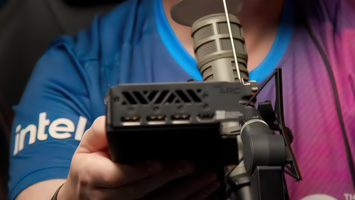 英特尔锐炫 A770 限量版旗舰独显亮相:完整 ACM-G10 GPU,配备 RGB 灯条,消息称超频效果非常好