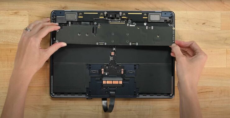 iFixit 拆解苹果 M2 MacBook Air:加速度传感器是意外之喜,但被动式散热设计有所不足