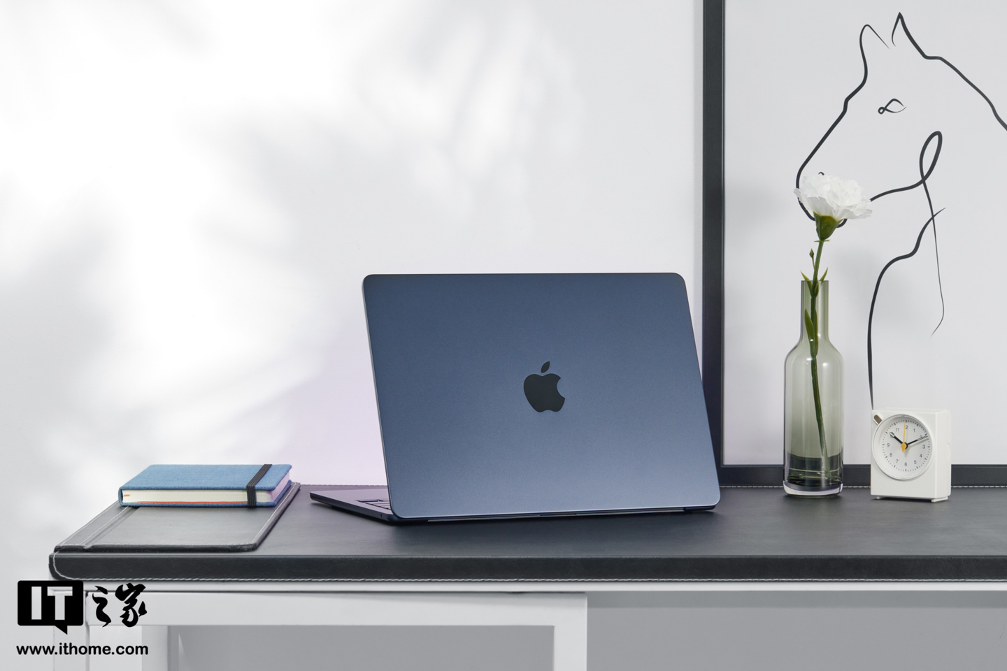 【IT之家开箱】苹果 M2 MacBook Air 午夜色图赏:全新纤薄设计,采用刘海屏