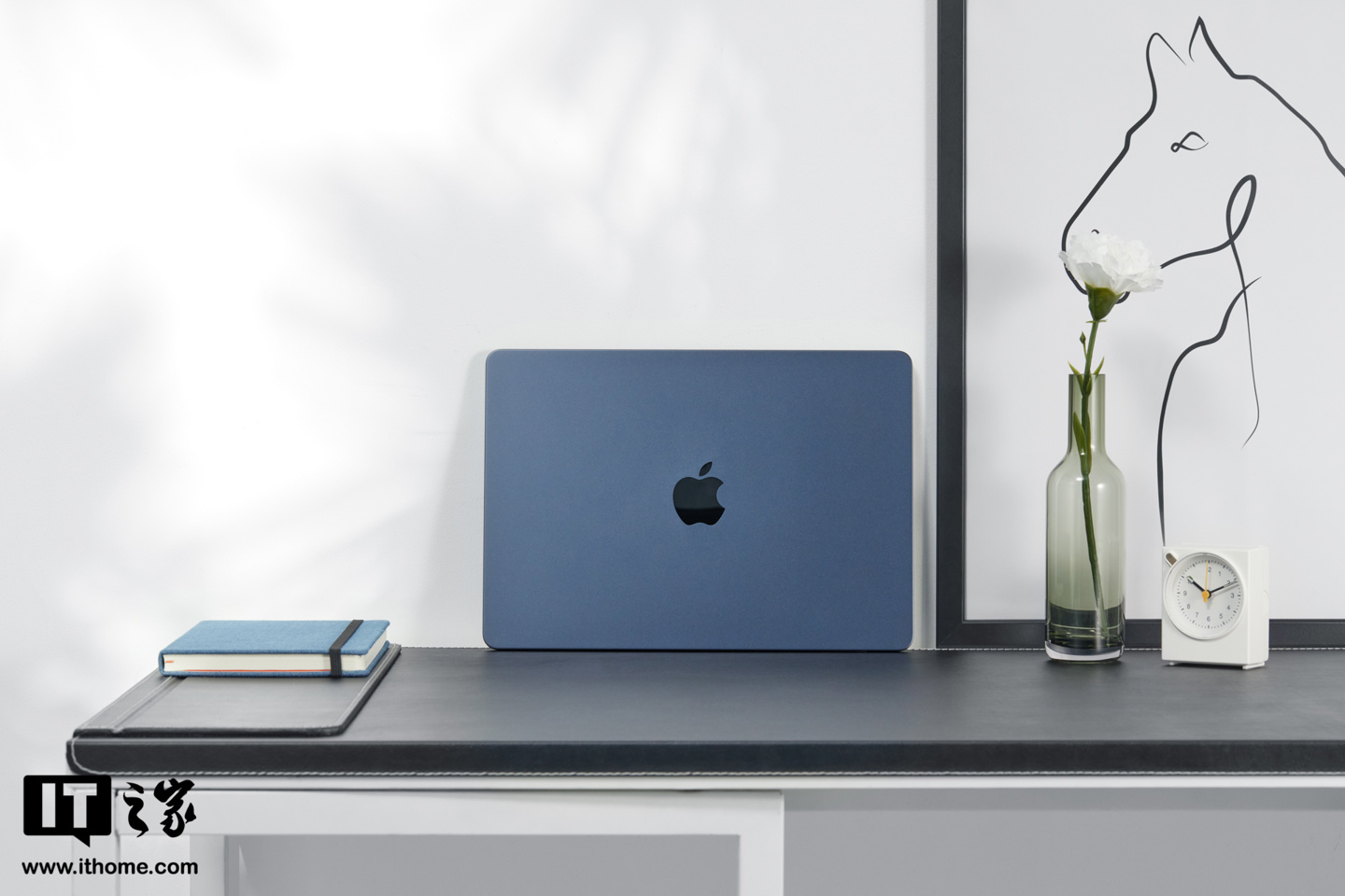 【IT之家开箱】苹果 M2 MacBook Air 午夜色图赏:全新纤薄设计,采用刘海屏