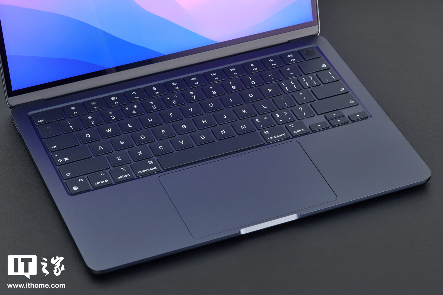 【IT之家开箱】苹果 M2 MacBook Air 午夜色图赏:全新纤薄设计,采用刘海屏