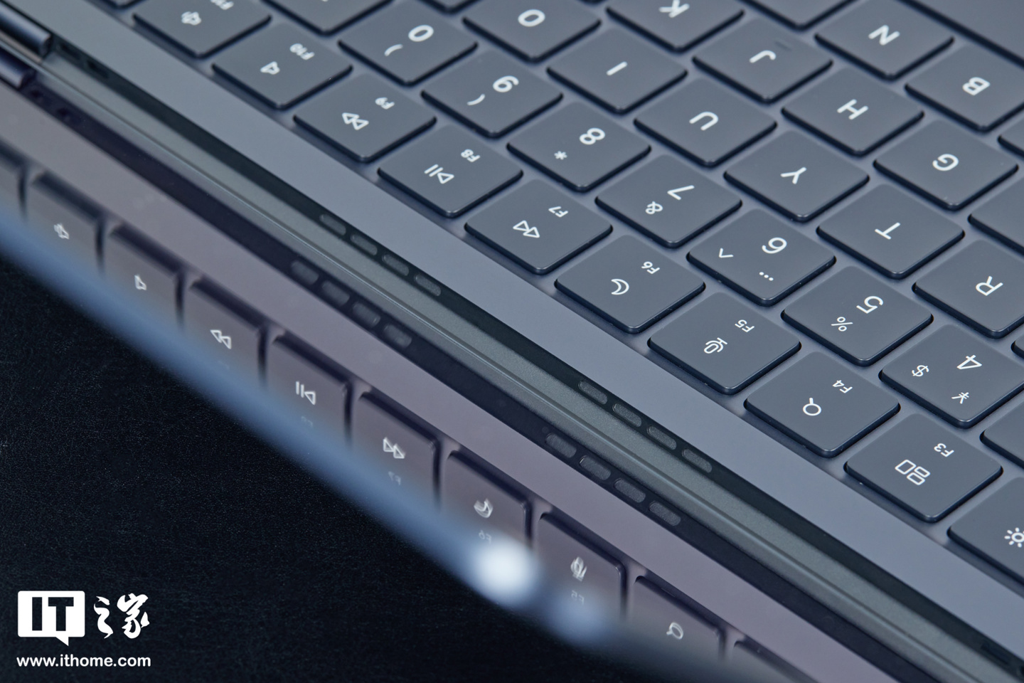 【IT之家开箱】苹果 M2 MacBook Air 午夜色图赏:全新纤薄设计,采用刘海屏