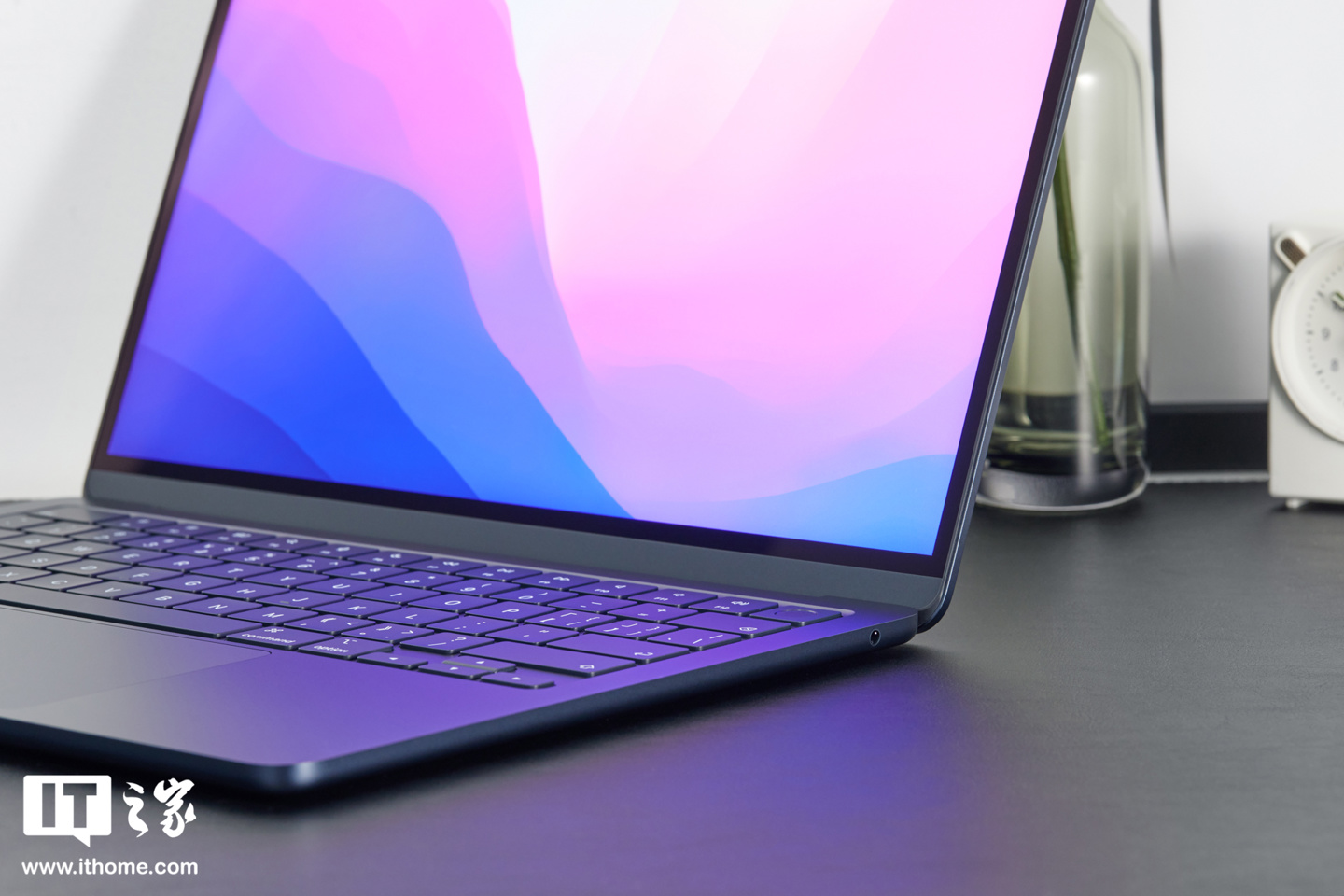 【IT之家开箱】苹果 M2 MacBook Air 午夜色图赏:全新纤薄设计,采用刘海屏