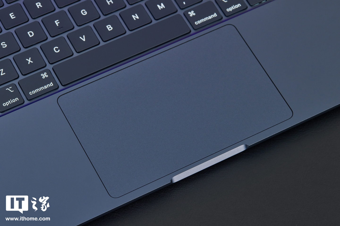 【IT之家开箱】苹果 M2 MacBook Air 午夜色图赏:全新纤薄设计,采用刘海屏