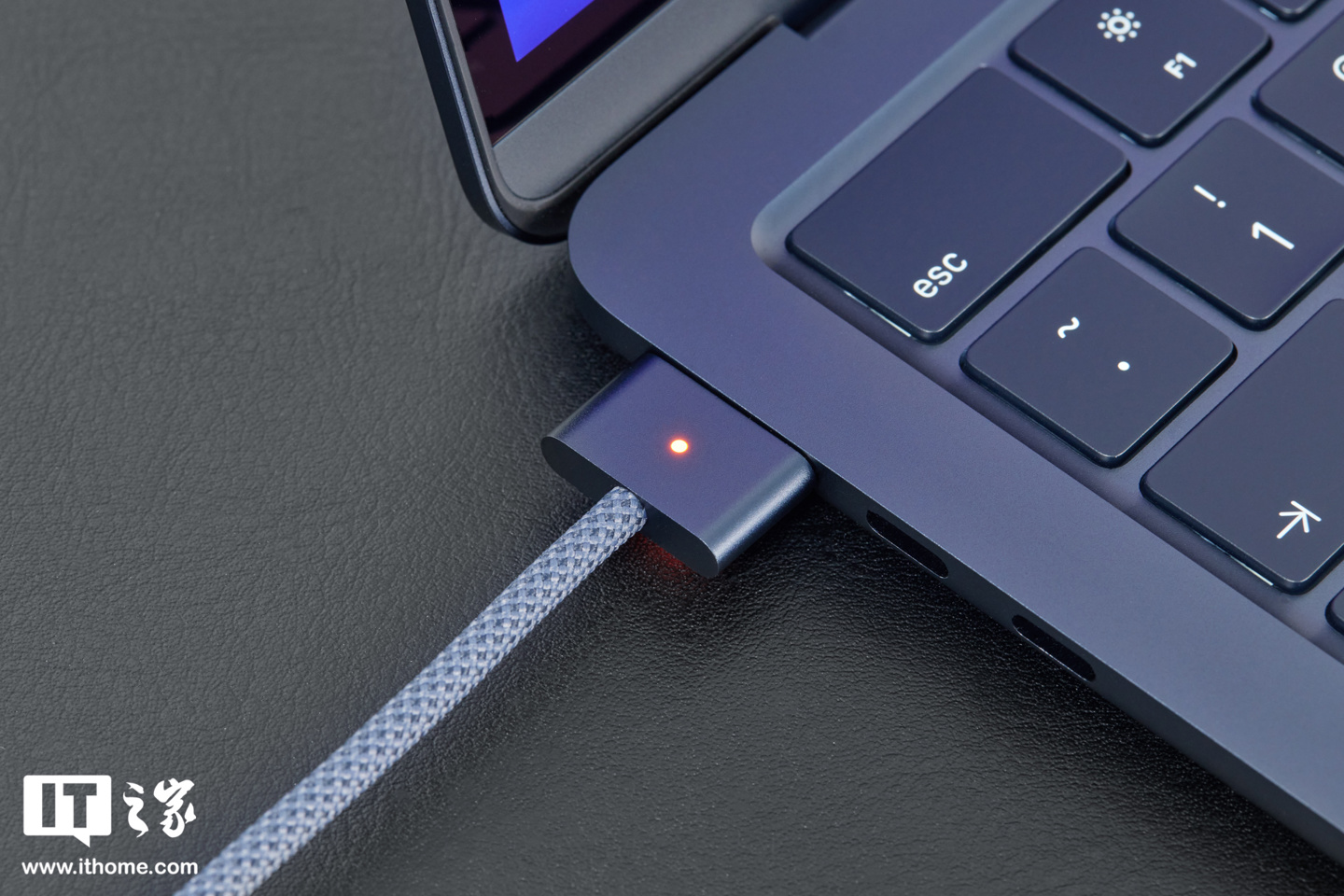 【IT之家开箱】苹果 M2 MacBook Air 午夜色图赏:全新纤薄设计,采用刘海屏