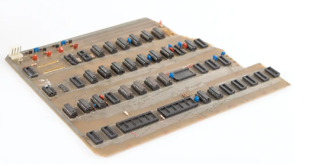 苹果 Apple-1 电脑原型机拍卖：价格已冲到 23 万美元，乔布斯当年靠它拿下第一笔大单