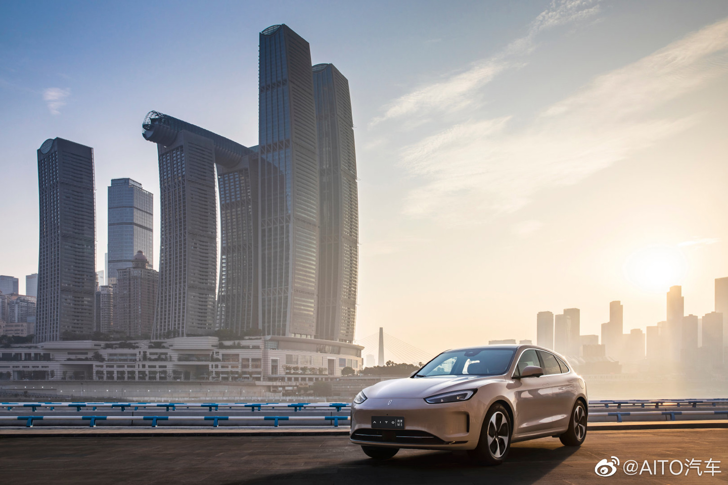 AITO 首款纯电车型问界 M5 EV 官宣即将发布:辨识度更高,尾标可随尾灯一同点亮