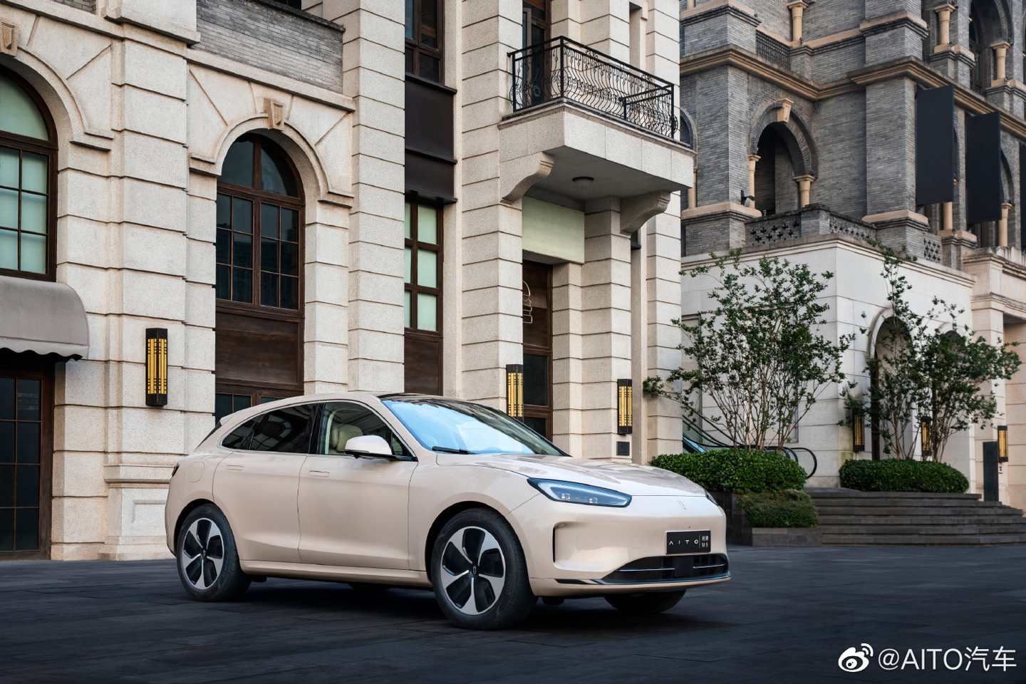 AITO 首款纯电车型问界 M5 EV 官宣即将发布:辨识度更高,尾标可随尾灯一同点亮