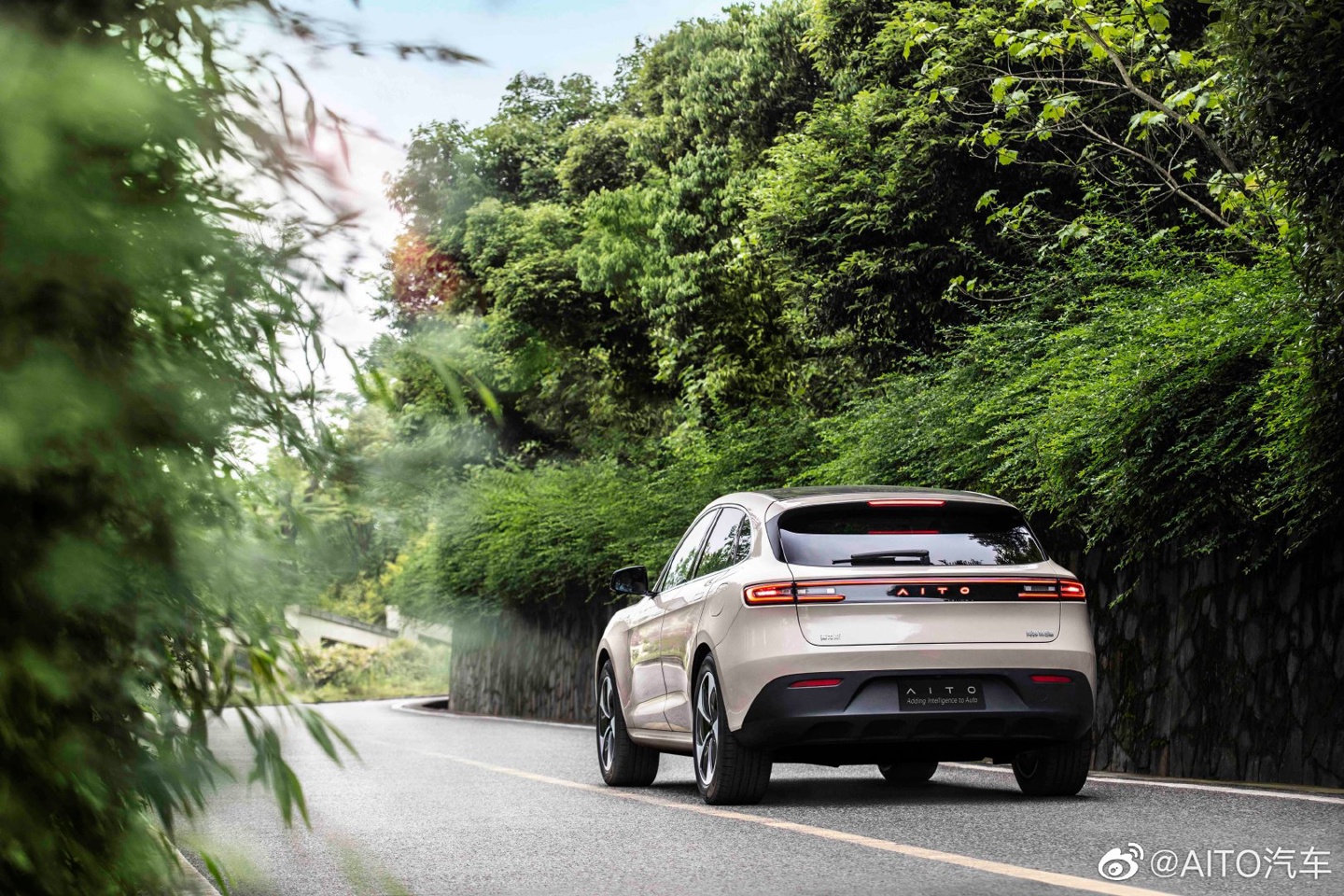 AITO 首款纯电车型问界 M5 EV 官宣即将发布:辨识度更高,尾标可随尾灯一同点亮