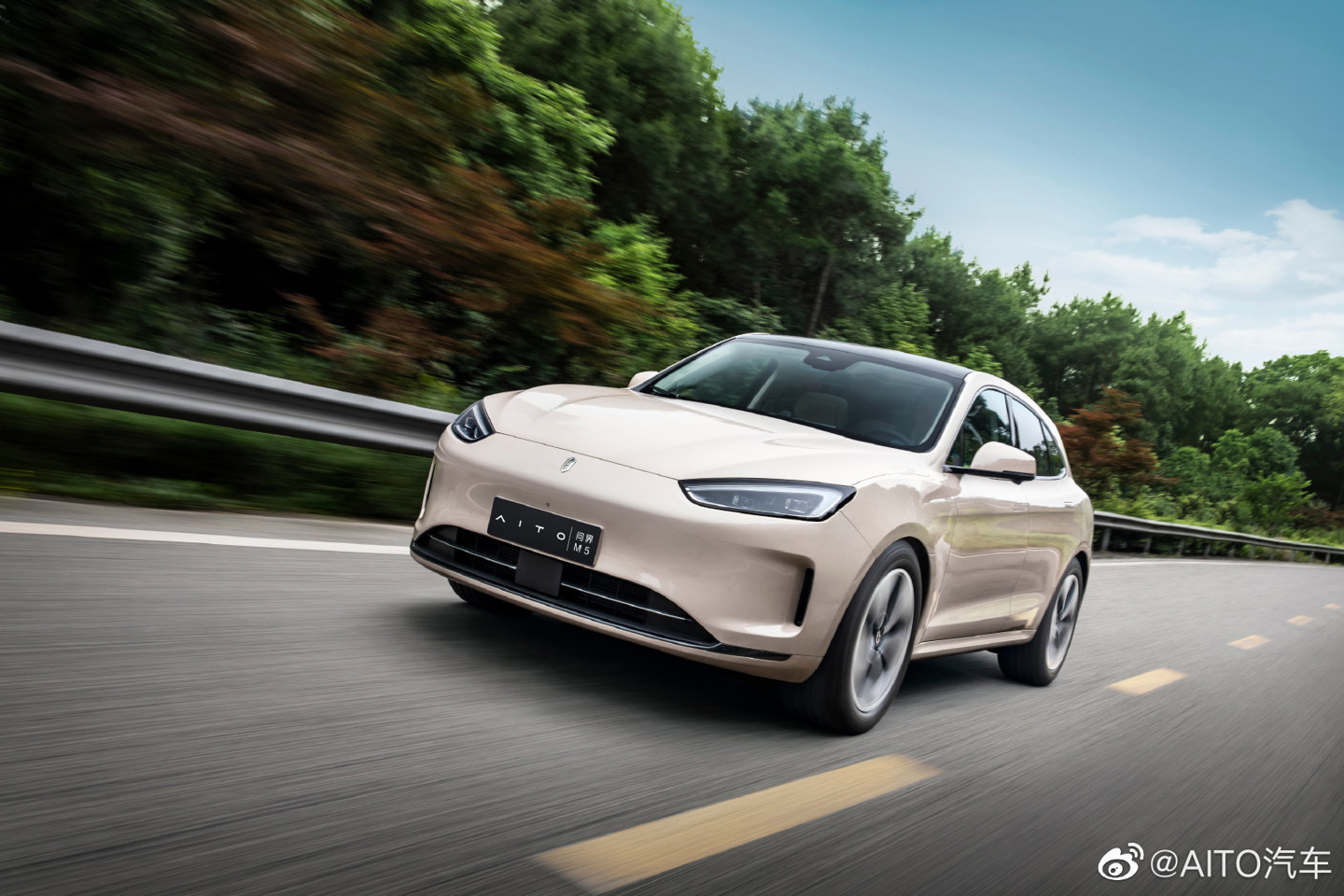 AITO 首款纯电车型问界 M5 EV 官宣即将发布:辨识度更高,尾标可随尾灯一同点亮