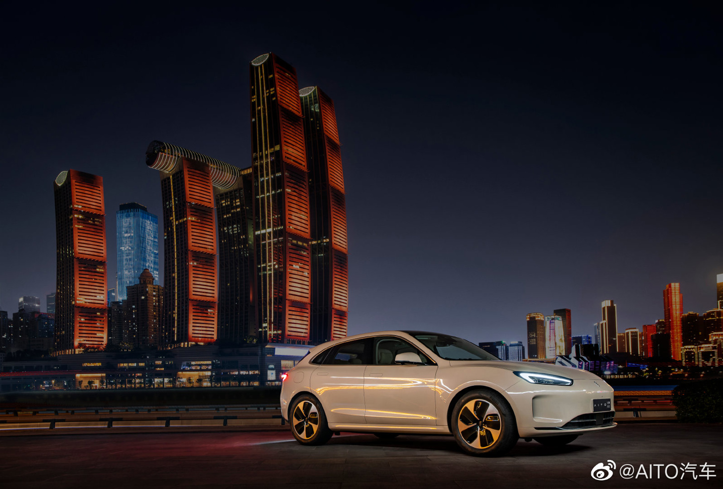 AITO 首款纯电车型问界 M5 EV 官宣即将发布:辨识度更高,尾标可随尾灯一同点亮