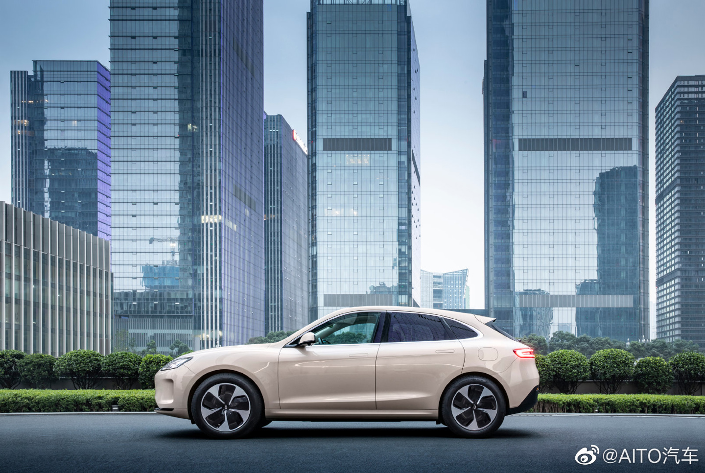 AITO 首款纯电车型问界 M5 EV 官宣即将发布:辨识度更高,尾标可随尾灯一同点亮