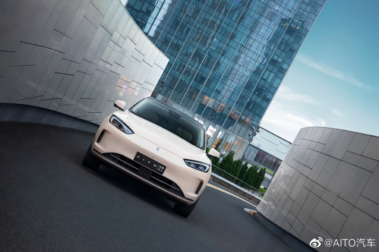AITO 首款纯电车型问界 M5 EV 官宣即将发布:辨识度更高,尾标可随尾灯一同点亮