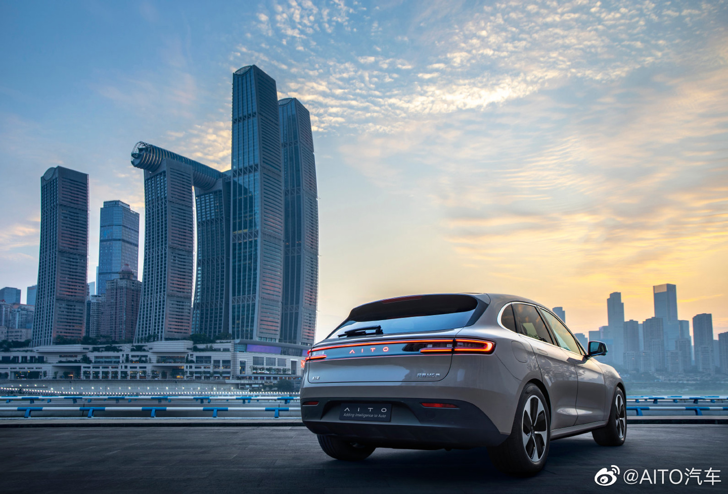 AITO 首款纯电车型问界 M5 EV 官宣即将发布:辨识度更高,尾标可随尾灯一同点亮