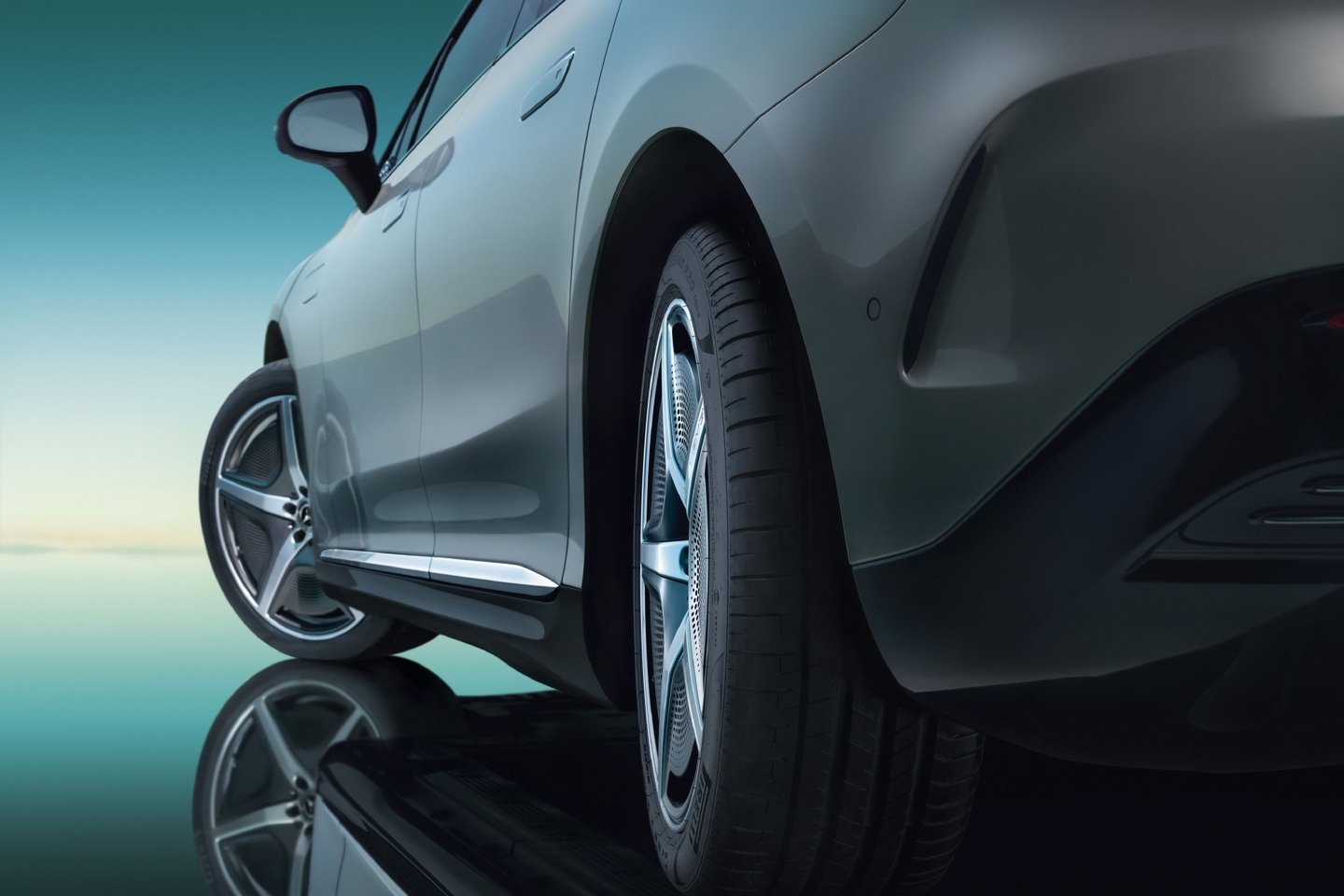 国产奔驰 EQE 开启预售:CLTC 续航最高 752 公里,53 万元起