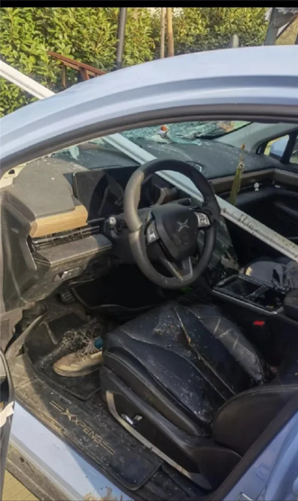 男子开小鹏出车祸被护栏插中身亡 为何安全气囊不弹出？