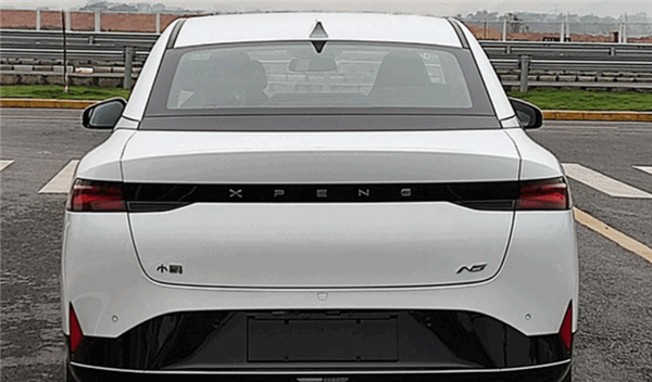 小鹏第三款轿车N5亮相:车标焕然一新