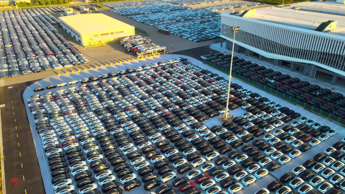特斯拉中国出口量再创新高,上万辆 Model 3 / Y 在上海等待装船