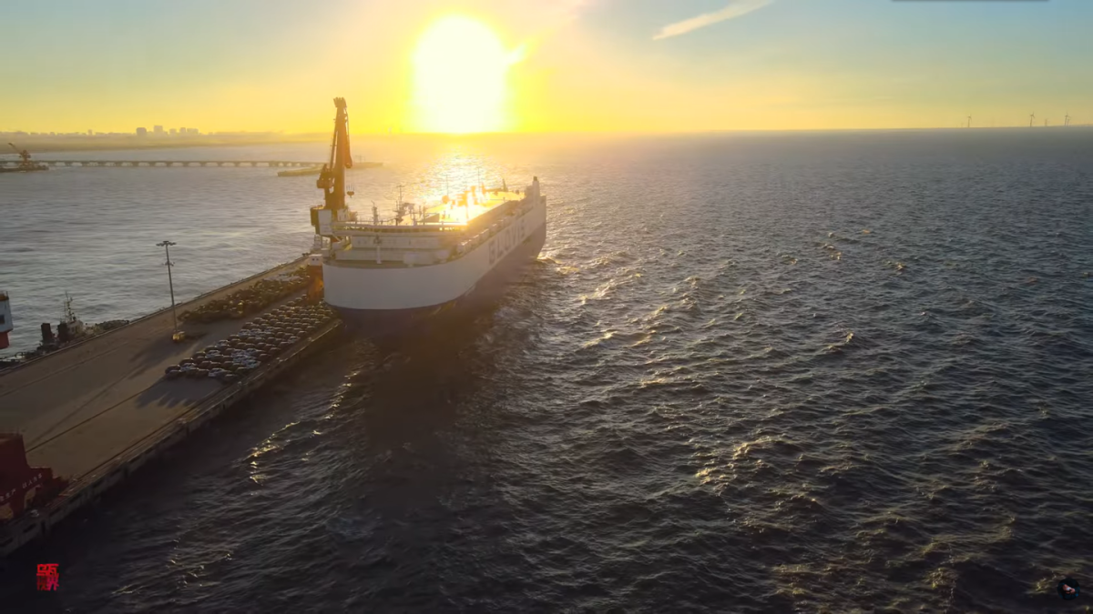 特斯拉中国出口量再创新高,上万辆 Model 3 / Y 在上海等待装船