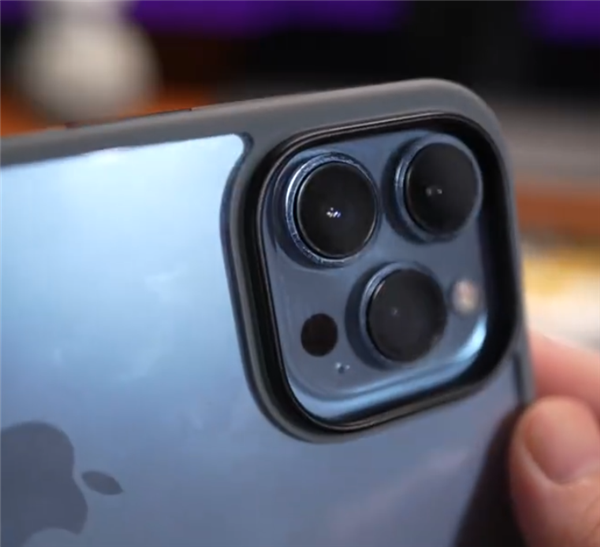 iPhone 14系列保护壳提前上手：镜头模组整整大一圈