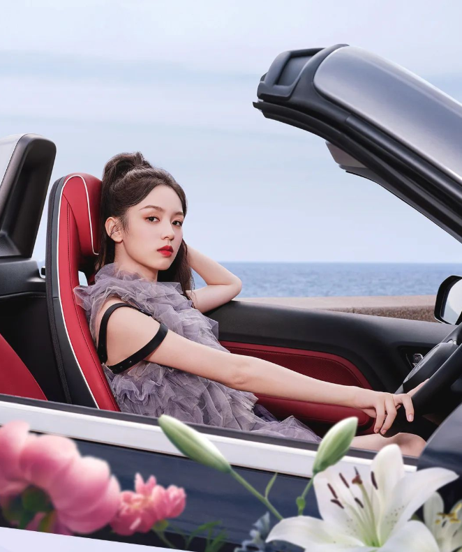 五菱宏光 MINIEV 敞篷版官图放出:红黑双色软顶篷布可选,9 月 1 日开抢