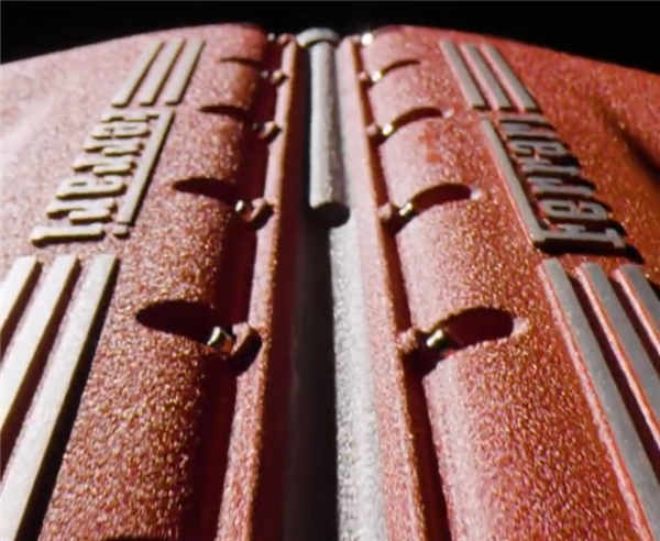 搭载12缸发动机 法拉利首款SUV即将首发:卖500万贵不