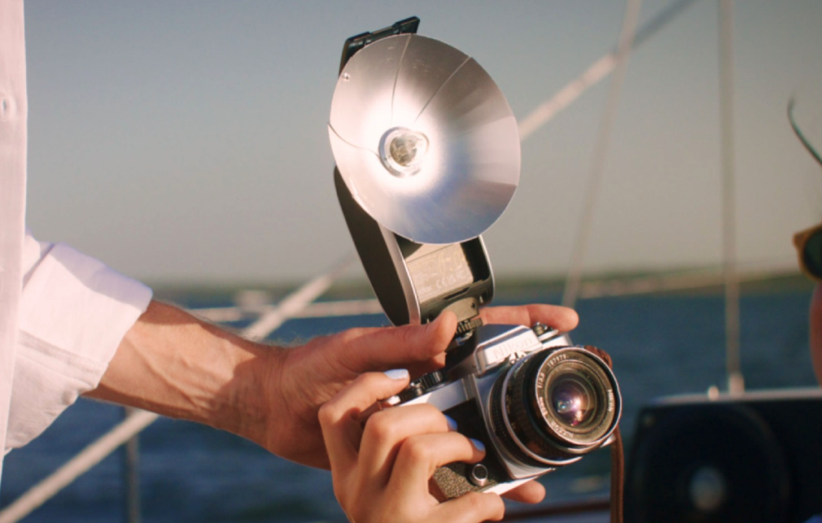 神牛推出 Lux Senior 复古闪光灯彩色版,售价 799 元